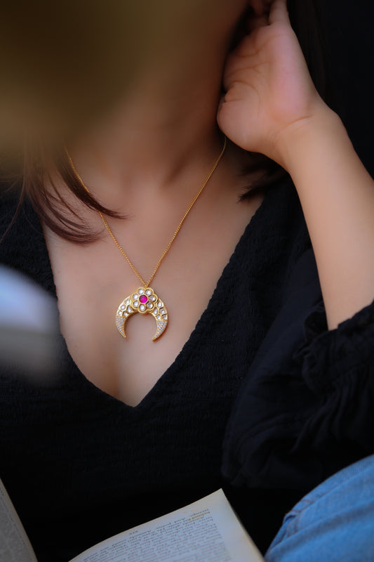 Hoor Floral Pendant Necklace